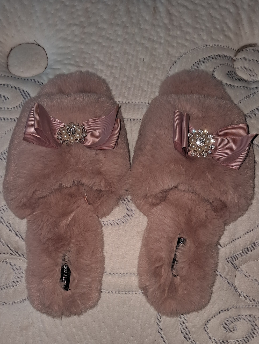 Pretty You London, Never WornFaux Fur Bow Slide Slippers in Dusty Rose - XL